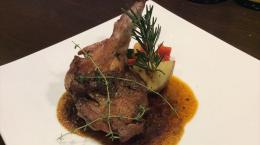 国産鶏骨付きもも肉のカリカリハーブロースト