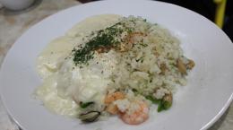 シーフードピラフのホワイトソース掛け