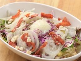 カリカリベーコンと温玉のシーザーサラダ