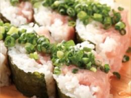 名物！巻けない男のネギトロロール