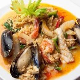 “おすすめ” シーフードのふんわり玉子のカレー炒め	