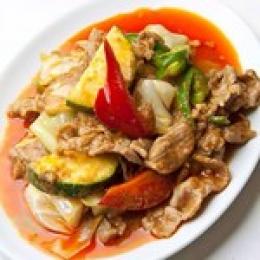 豚肉と旬の野菜レッドカレー炒め	