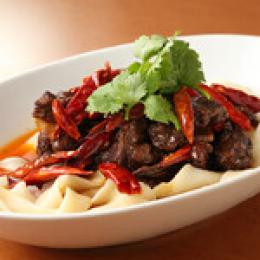 【おすすめ】汁なし牛バラ角煮刀削麺