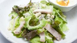 スーチカーと温玉の シーザーサラダ